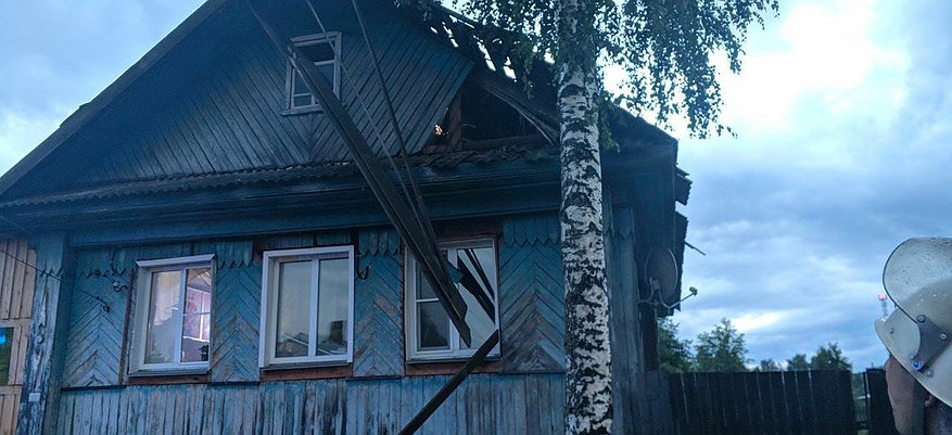 Под Кировом молния попала в жилой дом: проломила крышу и перекрытие в комнату