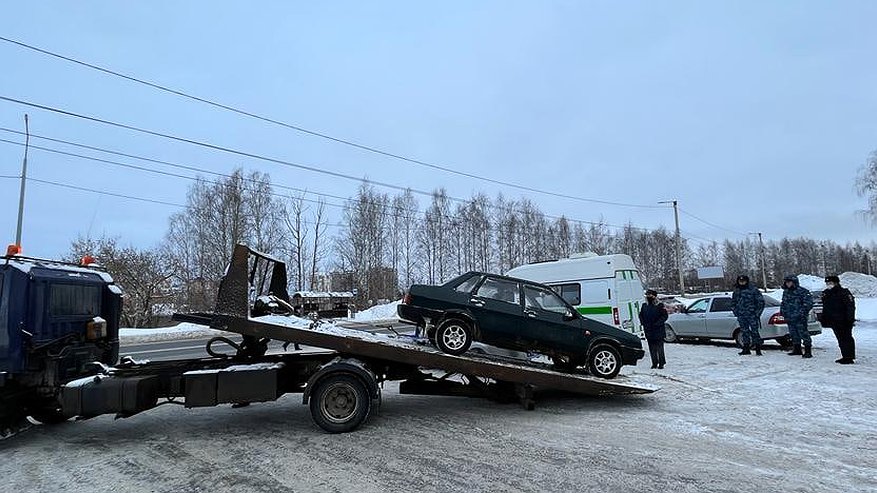 Главная картинка новости: В Кирове приставы поймали на дороге пьяного должника и забрали автомобиль