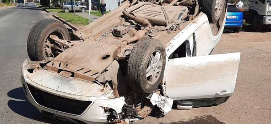 ДТП в Кирове: два автомобиля столкнулись и перевернулись