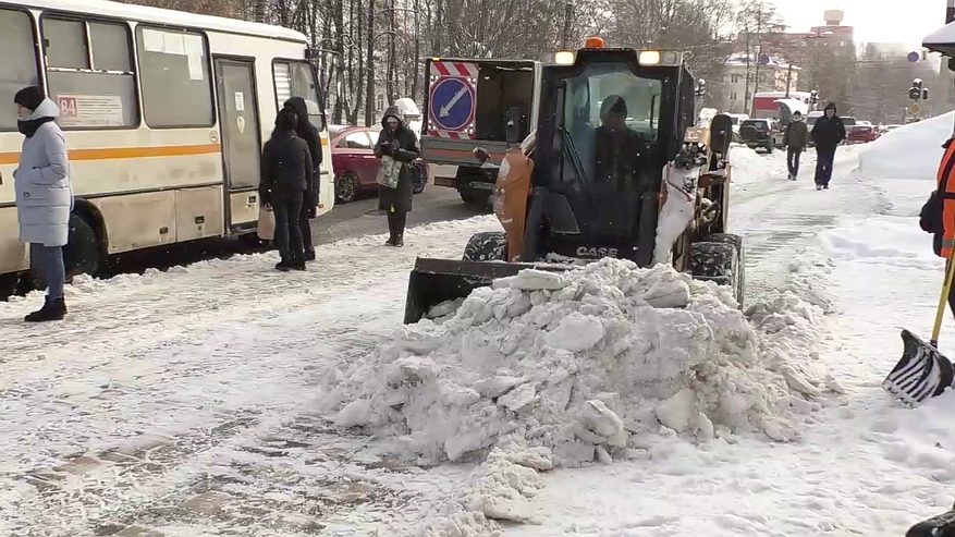 Главная картинка новости: Ходить по тротуарам станет легче: В Кирове начали «вскрывать» пешеходные зоны