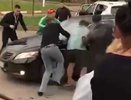 В Вятских Полянах толпа людей закидала автомобиль: известны причины и подробности