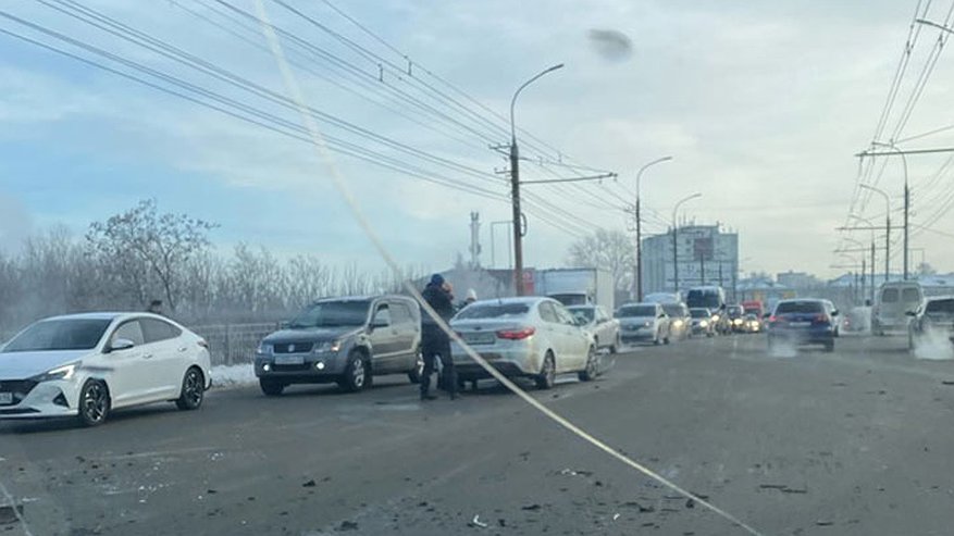 Главная картинка новости: На мосту на Воровского столкнулись две иномарки, спровоцировав пробку