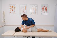 "Сделаете только хуже": остеопат рассказал, чем не стоит лечить боль в спине