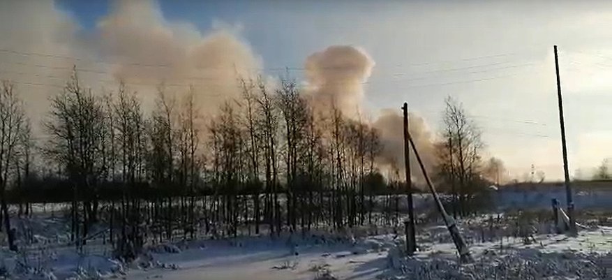 В Котельничском районе несколько дней горят отходы предприятия деревопереработки