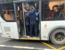 Кировчане не могут добраться до работы: в автобусах нет мест