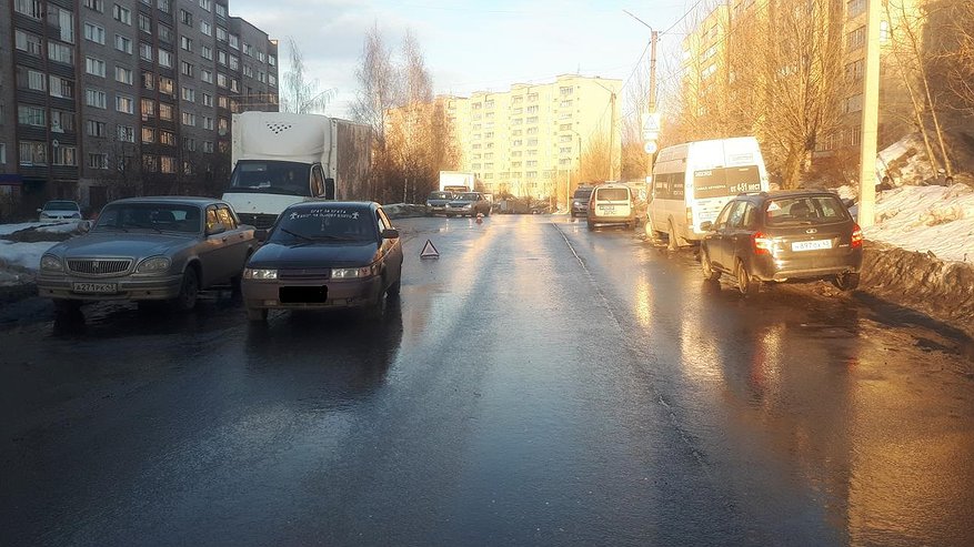 В Кирове молодой человек на автомобиле ВАЗ сбил женщину