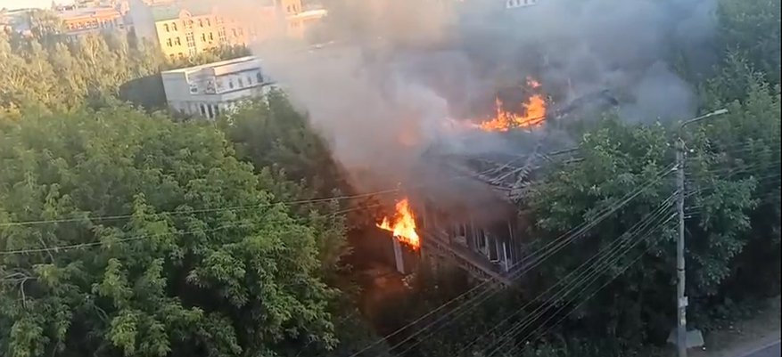 В историческом центре Кирова загорелся аварийный дом
