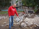 После сноса здания колледжа в Кирове остались кирпичи, кабель и открытые колодцы