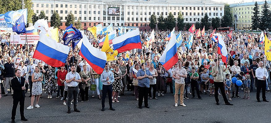 События в городе кирове. Митинг с российскими флагами. День России митинг. Правые русские. День флага в Кирове.