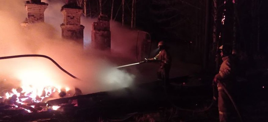 В Кировской области 20 человек ночью тушили пожар в школе