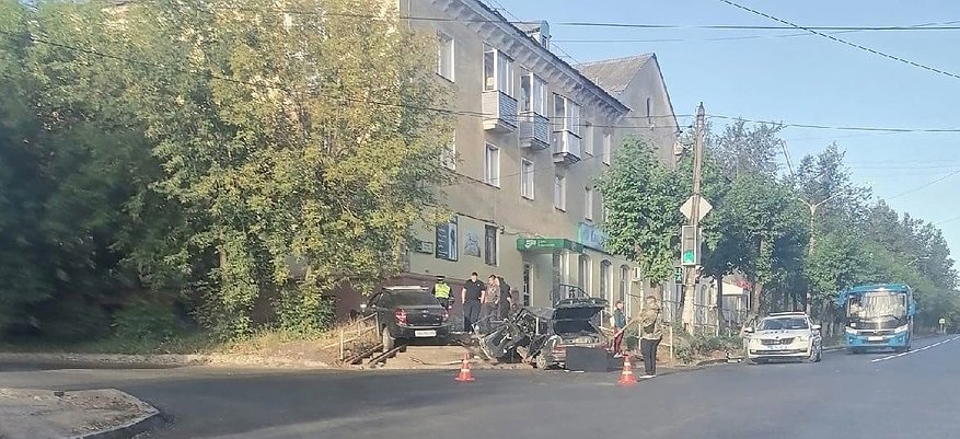 В Кирово-Чепецке два автомобиля столкнулись и вылетели на тротуар