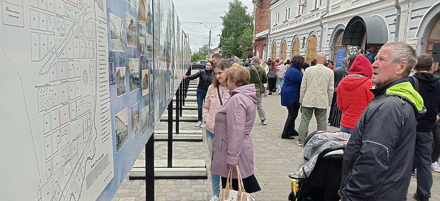 В Кирове на улице Спасской открылась выставка под открытым небом