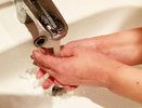 Эксперты назвали срок гибели коронавируса в воде