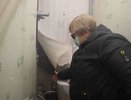 Кировчане вынуждены ходить по квартире в респираторах: через дыры в стенах видна выгребная яма