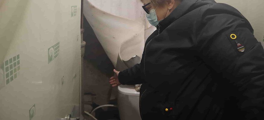 Кировчане вынуждены ходить по квартире в респираторах: через дыры в стенах видна выгребная яма