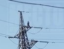 В Кирове женщина сидела на высоковольтном столбе и упала с него