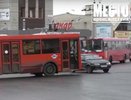 В центре Кирова автобус с пассажирами столкнулся с легковушкой