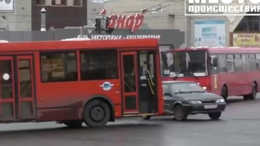 В центре Кирова автобус с пассажирами столкнулся с легковушкой