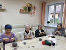 Кировские бабушки вяжут носки, варежки и шапки для военнослужащих