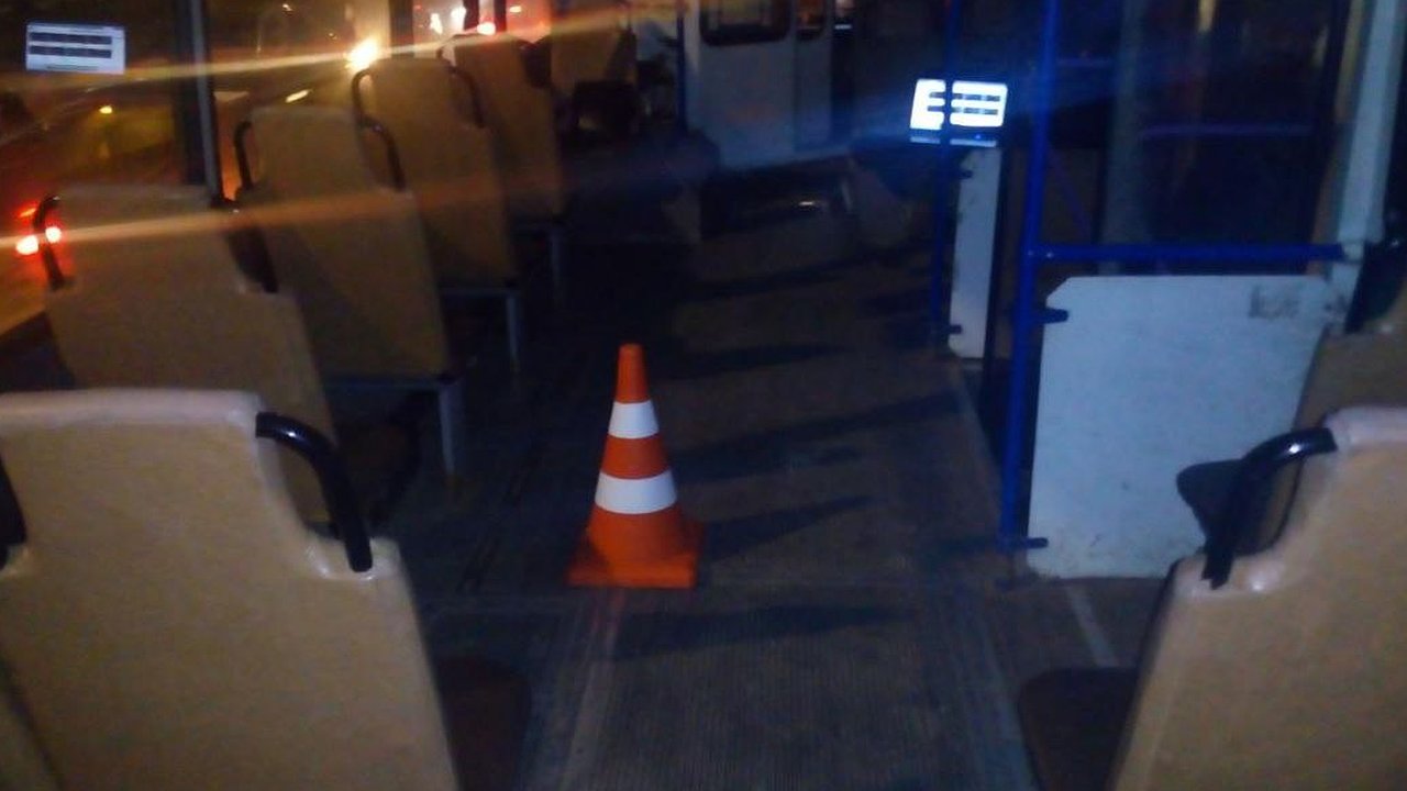 Главная картинка новости: Пассажирка троллейбуса в Кирове упала во время поездки