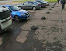 Водителям Кирова помешают припарковаться на тротуаре бетонные полусферы