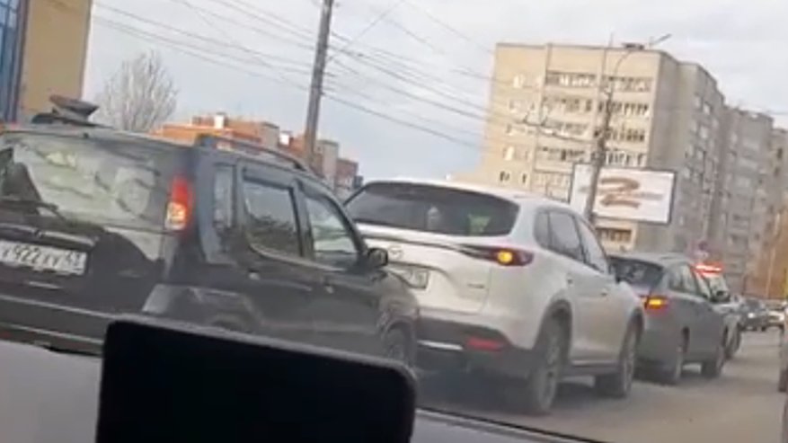 На проспекте Строителей в Кирове столкнулись три машины