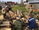 В Кировской области семьям мобилизованных помогают ремонтировать дома и колоть дрова