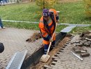 В Кочуровском парке за сутки починили ливневку и стерли надписи на детских площадках после замечаний