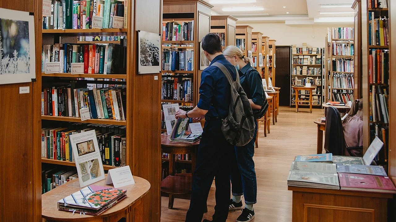 Главная картинка новости: Кировский скульптур сделала бюст известного писателя для библиотеки