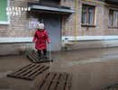 Возле кировского дома после дождя разливается озеро: жильцы ходят по самодельным мостикам