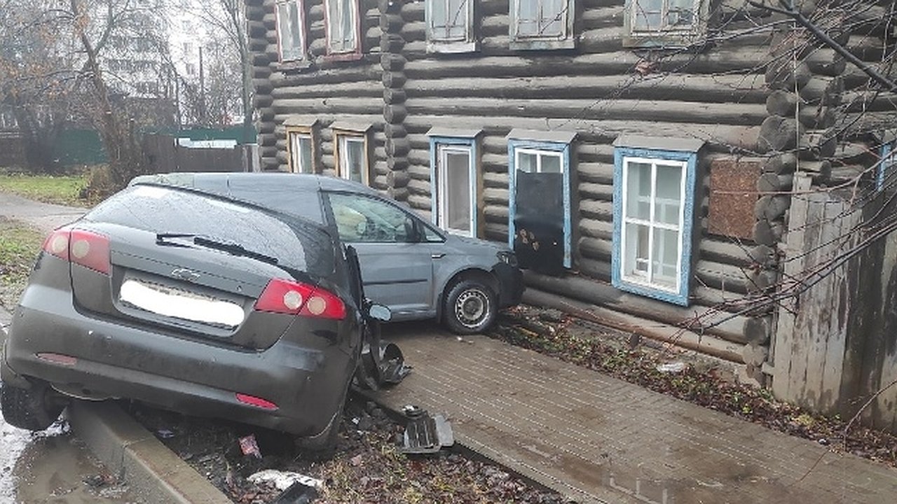 Главная картинка новости: В центре Кирова иномарка въехала в дом