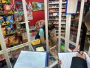 Во время ночного рейда в Кирове из магазинов конфисковали более 50 литров алкоголя