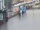 У вокзала в Кирове мужчина оскорблял прохожих, а после ударил полицейского