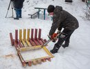 По опасным детским площадкам Кирова ходят рабочие с бензопилой