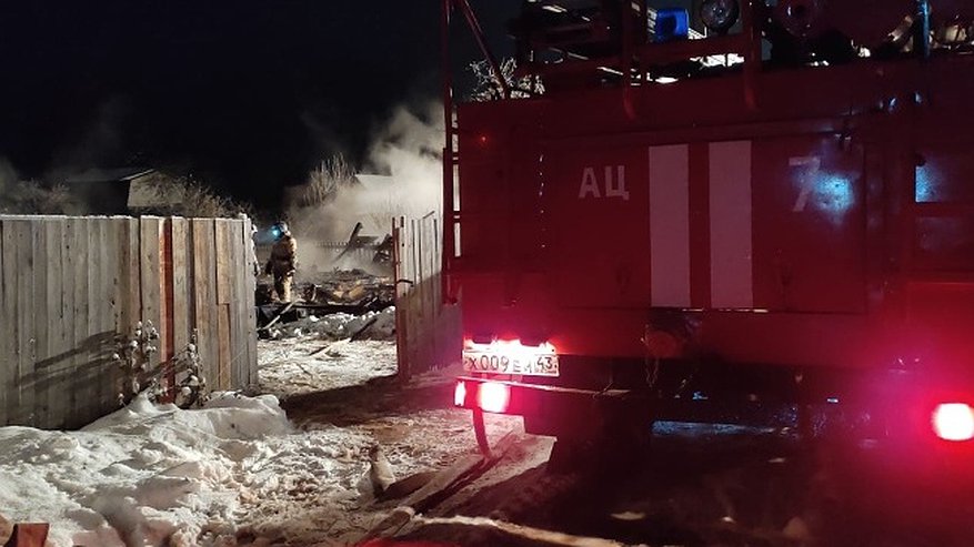 Ночью в Кирове два часа тушили пожар в садовом доме