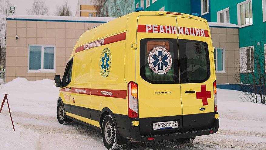 В Кировской области скорая помощь на срочном вызове застряла в снегу