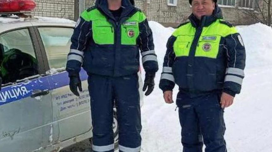 Полицейские Кировской области помогли женщине, машина которой застряла в сугробе