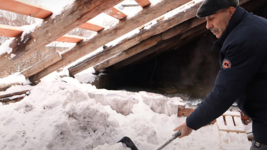Жильцам дома на Карла Маркса в Кирове приходится разгребать сугробы на чердаке: каждый снегопад грозит подтоплением