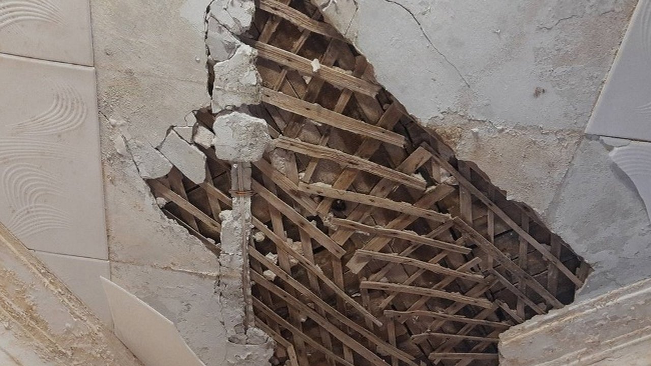 Главная картинка новости: В Кирове отремонтируют дом, где рабочий сквозь этажи провалился с чердака в подвал