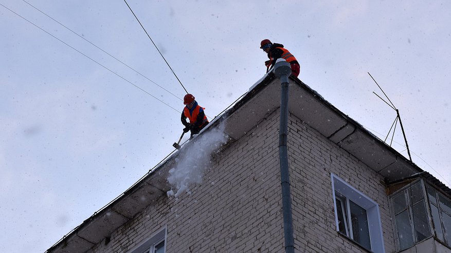 Снежная лавина с крыши убила жительницу Кировской области