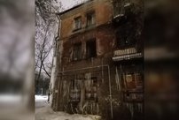 В Кирове дом покрылся сосульками после прорыва трубы