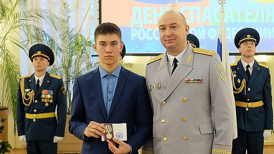 Жители Кировской области, которые спасли несколько семей, получили награды от МЧС