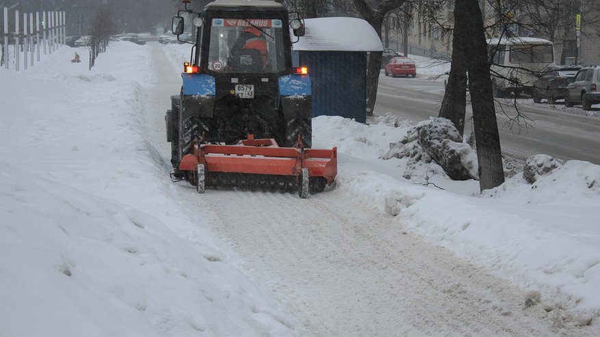 В Кирове дорожники фрезируют лед на тротуарах
