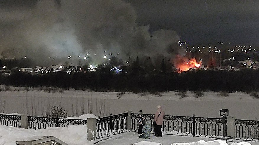 В Кирове горел строящийся дом: пожар был виден с набережной