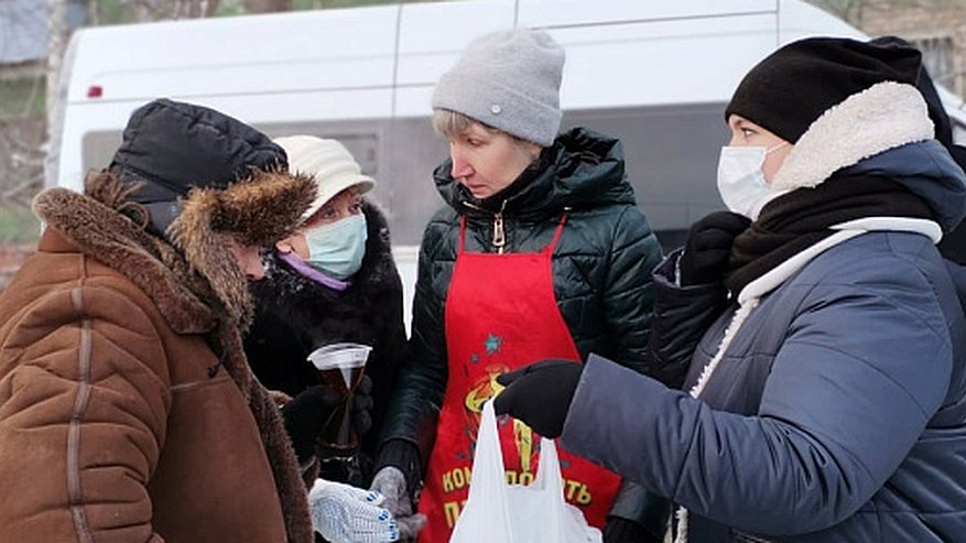 Кировчане на автобусе кормили и одевали бездомных