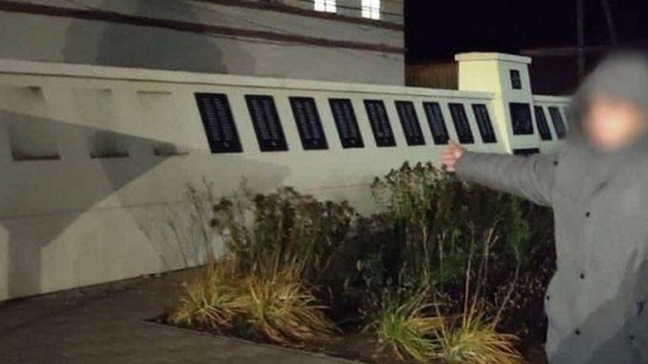 Главная картинка новости: Нолинский вандал, который кирпичом повредил мемориал воинам ВОВ, получил наказание