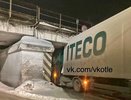 В Котельниче фура застряла под мостом