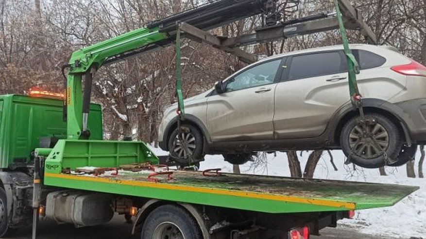 В Кирове эвакуируют машины, которые мешают уборщикам снега: «Необходимо 30-40 минут»