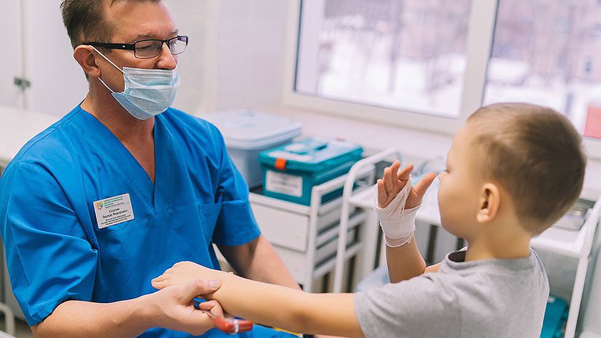 Главная картинка новости: Врачи провели уникальную для Кирова операцию ребенку, который 5 лет жил со спинной грыжей