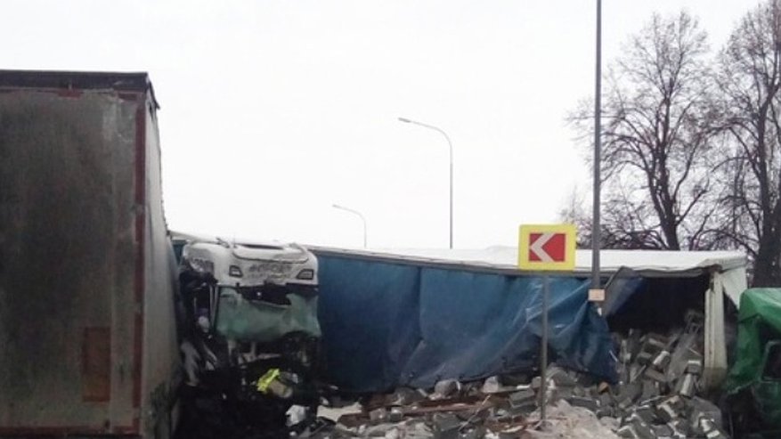 В ДТП с двумя грузовиками в Кировской области пострадали три человека